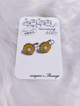 Naložite sliko v pregledovalnik galerije, LESENI UHANI - ROŽICA